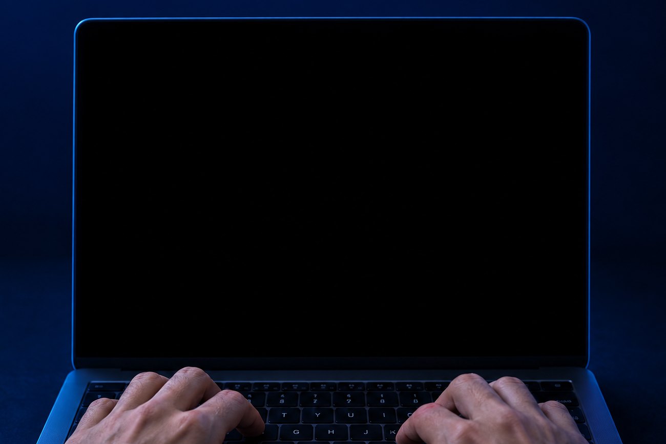 Hands on a MacBook running the Teloson desk